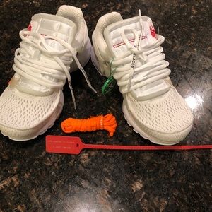 Never worn off white nike presto’s in white